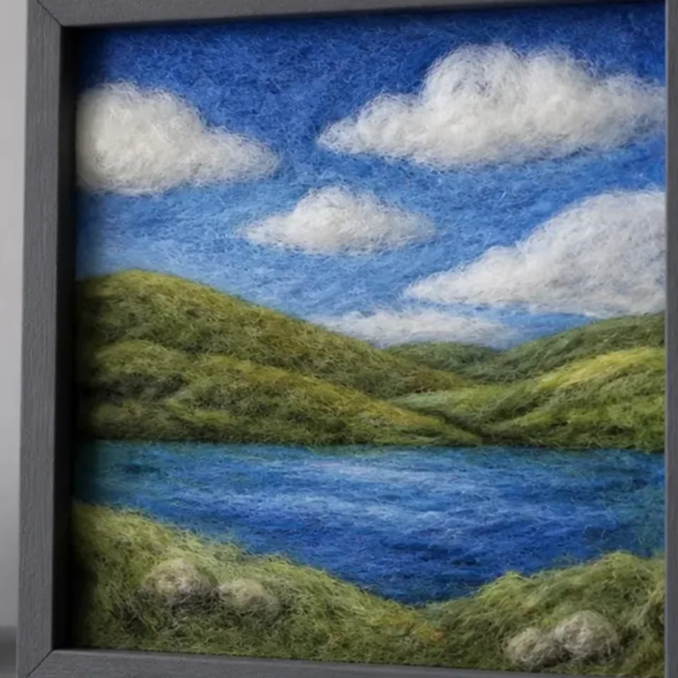 Close-up van een landschap van wol met groene heuvels en blauwe lucht